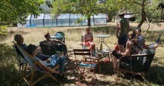 Détente au jardin à côté de la piscine_3