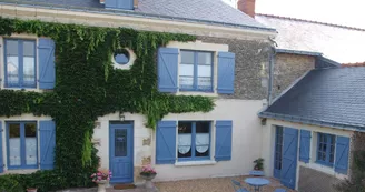 façade principale côté petite cour et petite terrasse ouest