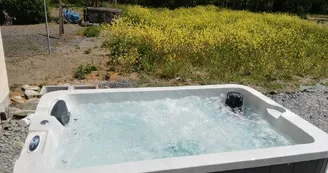 spa-jacuzzi-bien-etre-exterieur-gite-la-petite-hugrie-sf-loire