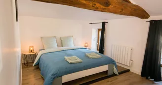 chambre-poutres apparentes-la maison à mimine- le pin en mauges