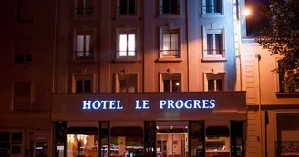 Hôtel Le Progrès - Façade de nuit_12