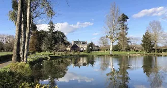 vue de la piece d'eau et du chateau de La Montchevalleraie, en Haut-Anjou