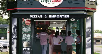 le kiosque à pizzas exterieur