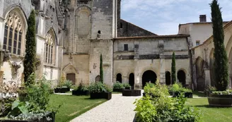 Cloître de la cathédrale Saint-Pierre