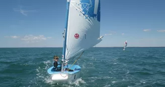 À partir de 6 ans, stage initiation sur le marais des optimists, puis en mer (dériveurs et catamarans)