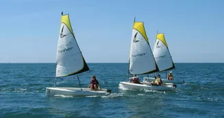 À partir de 6 ans, stage initiation sur le marais des optimists, puis en mer (dériveurs et catamarans)