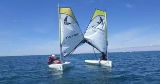 À partir de 6 ans, stage initiation sur le marais des optimists, puis en mer (dériveurs et catamarans)