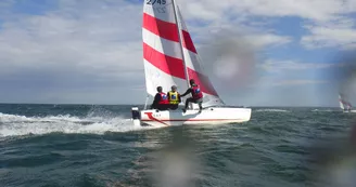 À partir de 6 ans, stage initiation sur le marais des optimists, puis en mer (dériveurs et catamarans)