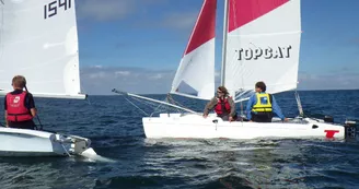 À partir de 6 ans, stage initiation sur le marais des optimists, puis en mer (dériveurs et catamarans)