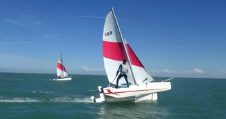 À partir de 6 ans, stage initiation sur le marais des optimists, puis en mer (dériveurs et catamarans)