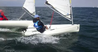 À partir de 6 ans, stage initiation sur le marais des optimists, puis en mer (dériveurs et catamarans)