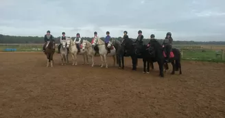 Promenade à cheval sur le bord de la plage par le haras des Evières