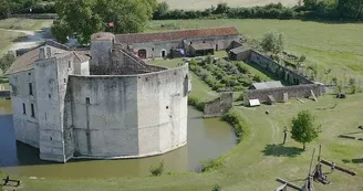 Château Fort de la Fée Mélusine et son parc de loisirs médiéval à St-Jean-d'Angle