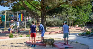 Minigolf et trampoline au Tennis et Padel des Pertuis