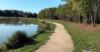 Ponton de pêche du plan d'eau de Béligon