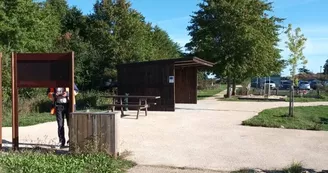 Ponton de pêche du plan d'eau de Béligon