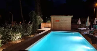 23-FOUR Extérieur de nuit Piscine 02