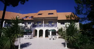 1-hotel-les-vagues-entree-facade