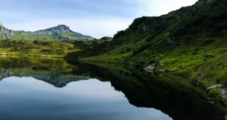 Lac et montagne de Pormenaz