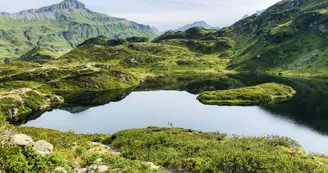 Lac et montagne de Pormenaz