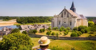 Visites de groupe guidées et commentées du village et/ou de la collégiale de Candes-Saint-Martin