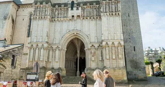 Visites de groupe guidées et commentées du village et/ou de la collégiale de Candes-Saint-Martin