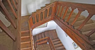 Gite des Hauts de Bosmie, commune de Bosmie L'Aiguille en Limousin - escalier desservant 1er et 2nd étage_12