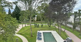 Le Manoir des Perrières à Rochechouart en Haute-Vienne (Nouvelle Aquitaine) - vue de la chambre de la Tour_62