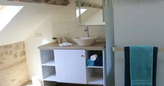 Salle de bain privée avec douche