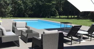 DOMAINE-GEORGES-V-chambres-d-hotes-piscine-et-foret-privee-entre-saint-junien-oradour-sur-glane-et-limoges-PISCINE-TERRASSE_PARASOL-SALON