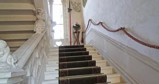 Château de Bort à Saint Priest Taurion en Haute-Vienne (Nouvelle Aquitaine)- Escalier vers les chambres d'hôtes_30