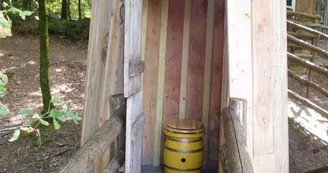 Cabane du "Vieux Huraud" à Saint Sylvestre en Haute-Vienne (Limousin). Les toilettes sèches_21