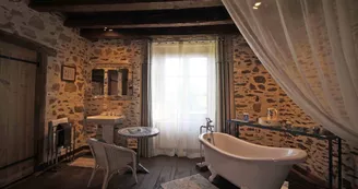 Salle de bains ouverte sur la chambre._11