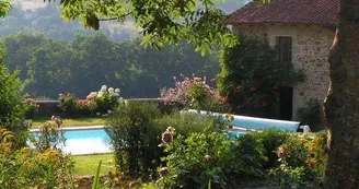 Vue du jardin sur le gite - Gîte "Chez le Bayle" à Condat sur Vienne en Haute-Vienne (Limousin)_21