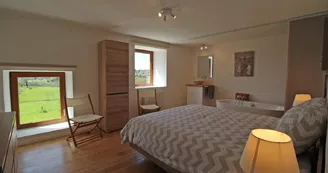 1 chambre du 1 er étage  avec vue sur la vallée  de la Vienne- Gîte "Chez le Bayle" à Condat sur Vienne en Haute-Vienne (Limousin)_31