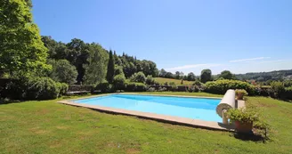 La piscine chauffée. 11 m X 5,5 m. Gîte "Chez le Bayle" à Condat sur Vienne en Haute-Vienne (Limousin)_4