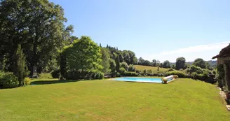 La piscine et le jardin autour - Gîte "Chez le Bayle" à Condat sur Vienne en Haute-Vienne (Limousin)_26