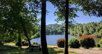 Le hameau de Maridèle à Cussac en Haute-Vienne,vue sur l'étang_21