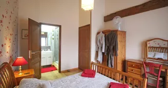 Maison de Massaloux à Gorre en Haute-Vienne (Nouvelle Aquitaine) - chambre coquelicot_19