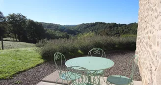 Gîtes de France "La Chaudière" à St Auvent, Haute Vienne, la terrasse côté soleil levant_24