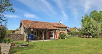 Gite " Lascaux" à Saint Mathieu en Haute-Vienne (Limousin)- vue du jardin_26