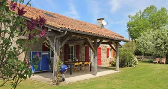 Gite " Lascaux" à Saint Mathieu en Haute-Vienne (Limousin)- vue du jardin_3