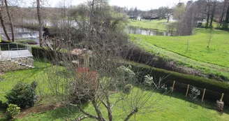 Gite "Libellules et papillons" à Saint Laurent Sur Gorre en Haute-Vienne (Limousin. La Gorre vue de la terrasse._21