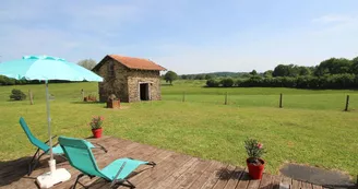 Gîte Le Tilleul Le Chalard sur la commune de Chalus en Haute-Vienne - terrasse et petite cabane en pierres_19