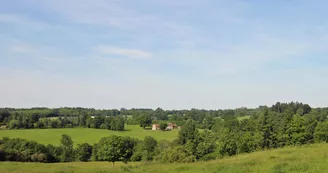 Gîte Le Tilleul Le Chalard sur la commune de Chalus en Haute-Vienne - le gîte vu de la colline en face_2