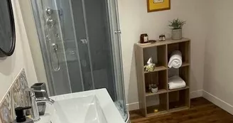 salle de bain attenante à la chambre pour 4 personnes