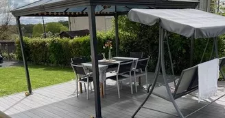 terrasse avec table de jardin et balancelle