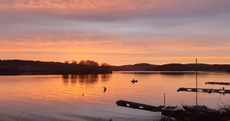 Levé du soleil sur le  lac de Vassiviere