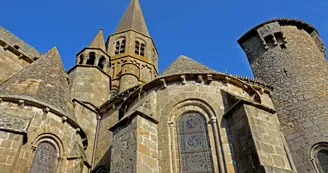 Vue sur l'abside de la collégiale Le Dorat_7