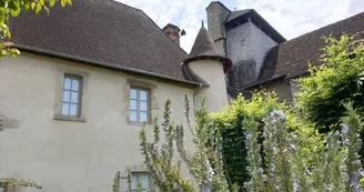 Façade du presbytère côté bourg, avec la tourelle